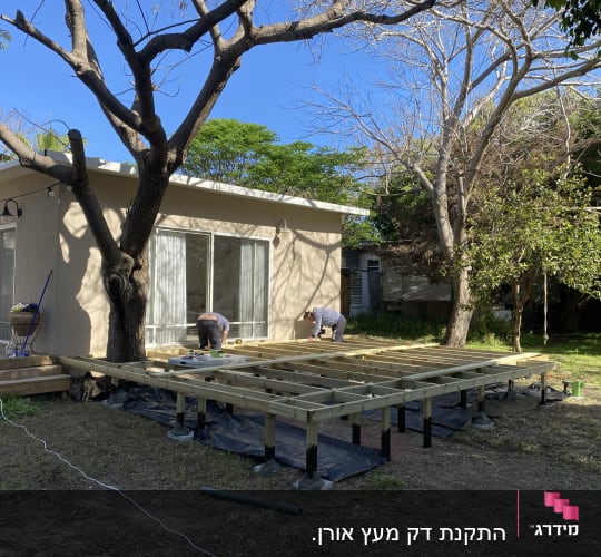 בניית דק עץ בגינה עם מסגרת עץ